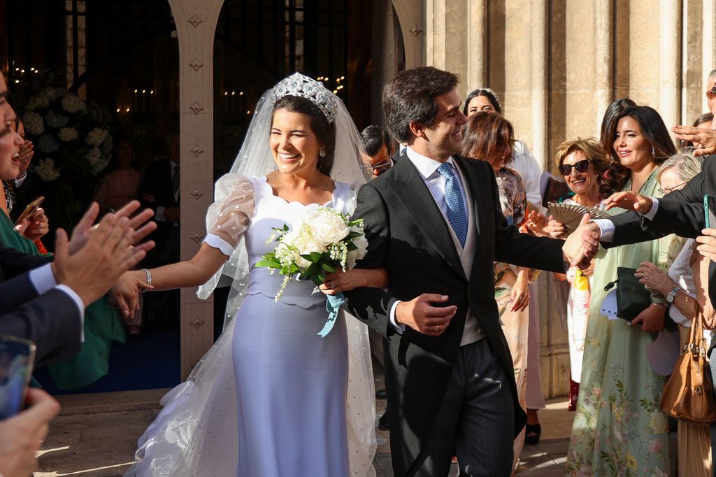 Los recién casados, radiantes de felicidad a su salida del templo, estrechaban la mano a los invitados que les hacían paseíllo