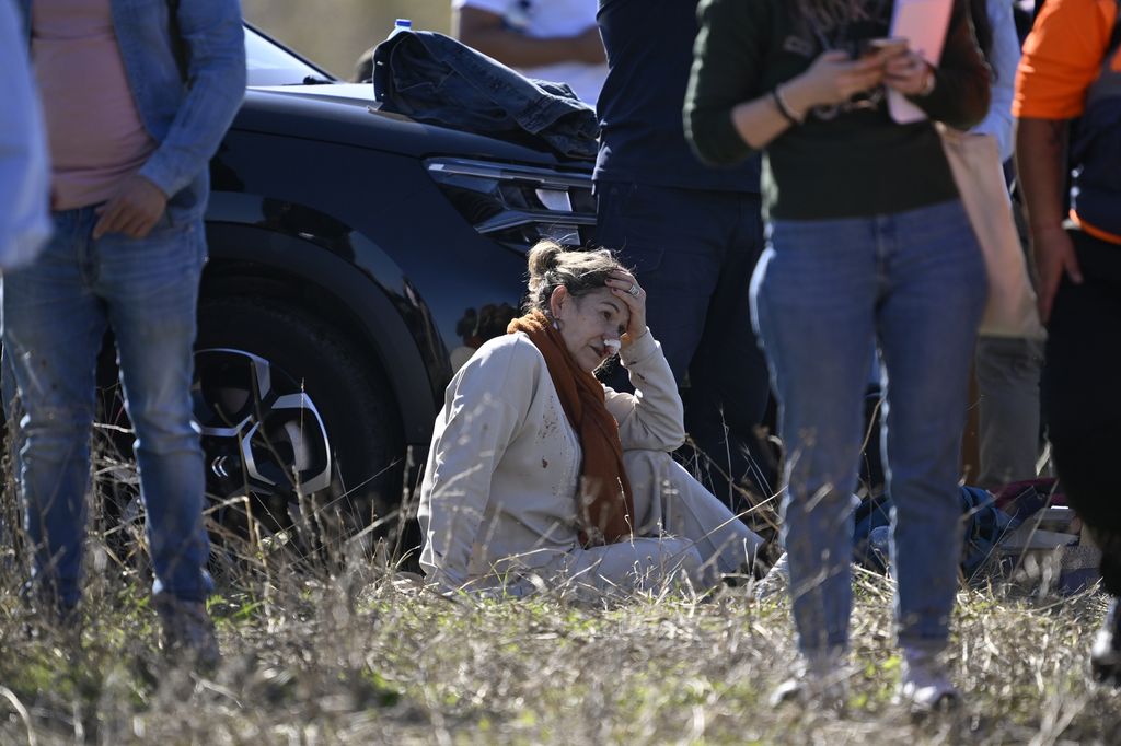 Una persona herida permanece tendida en el suelo tras el grave accidente ferroviario ocurrido en Urda (Toledo)