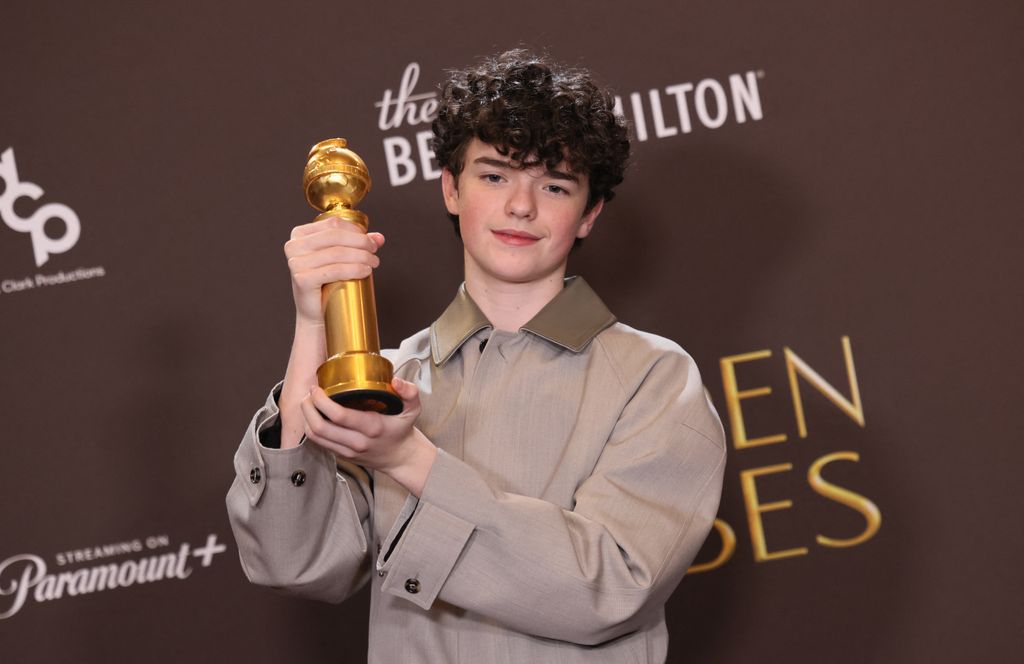 El actor británico Owen Copper con su premio como Mejor Actor de Reparto-Televisión por 'Adolescence'.