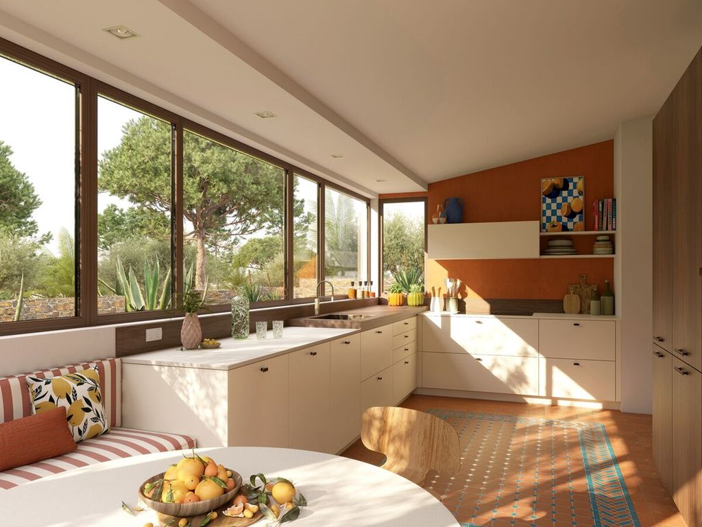 Cocina con muebles blancos y pared terracota