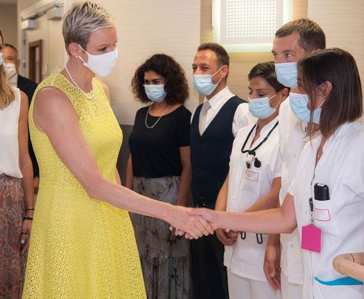 Charlene de Mónaco cambia de look con un vestido amarillo y collar de perlas