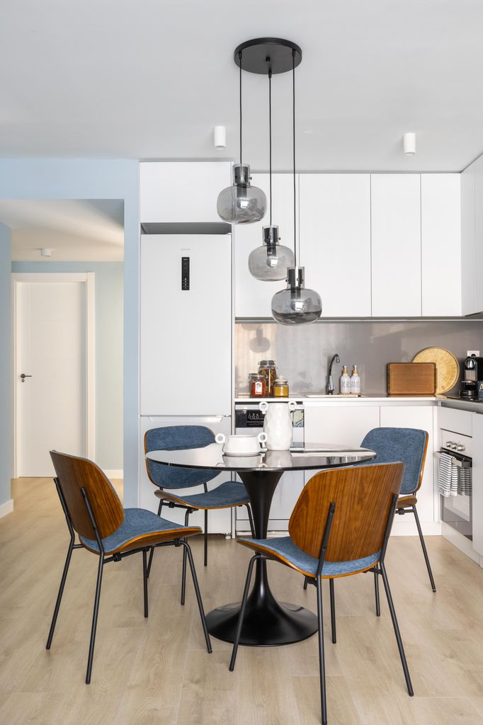 Cocina abierta con muebles sin tiradores. 