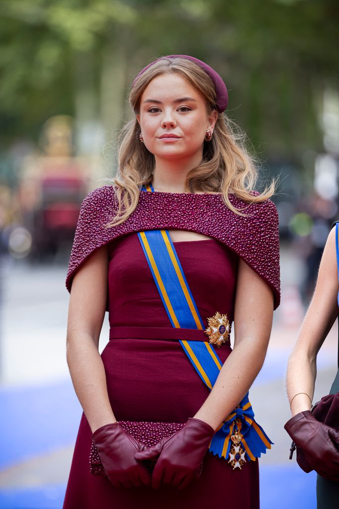 La princesa Ariane de los Países Bajos deslumbra en el Día del Príncipe con un vestido de color borgoña.