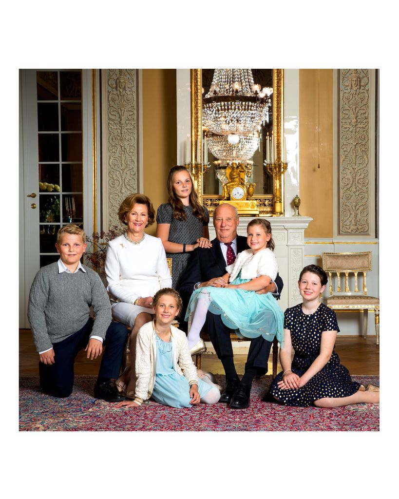 Harald y sonia de Noruega con todos sus nietos