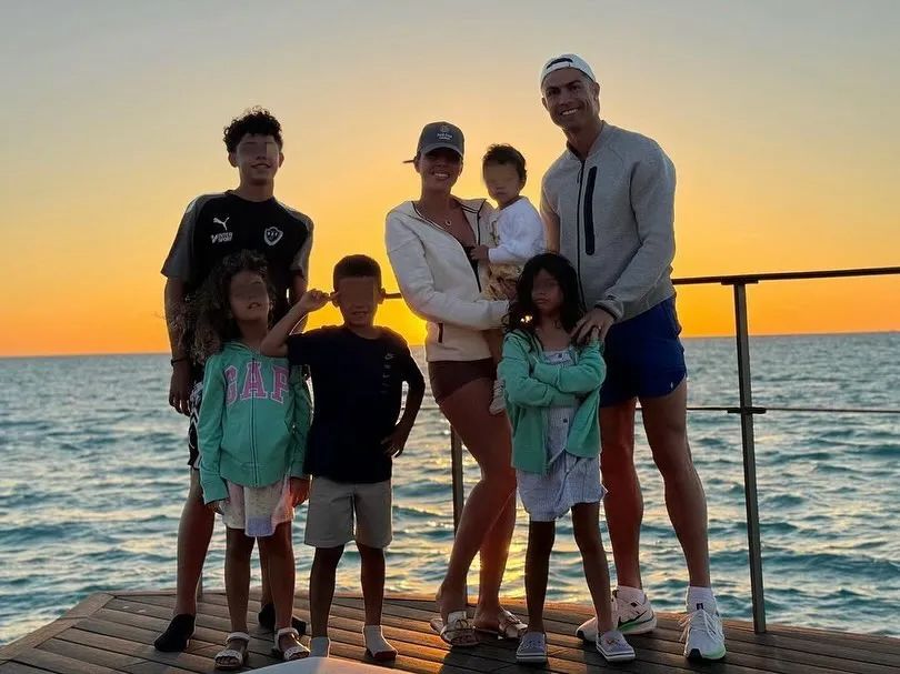 Georgina habría adoptado legalmente a Cristiano Jr., Eva y Mateo, reforzando ante la ley el vínculo familiar que mantienen desde hace años