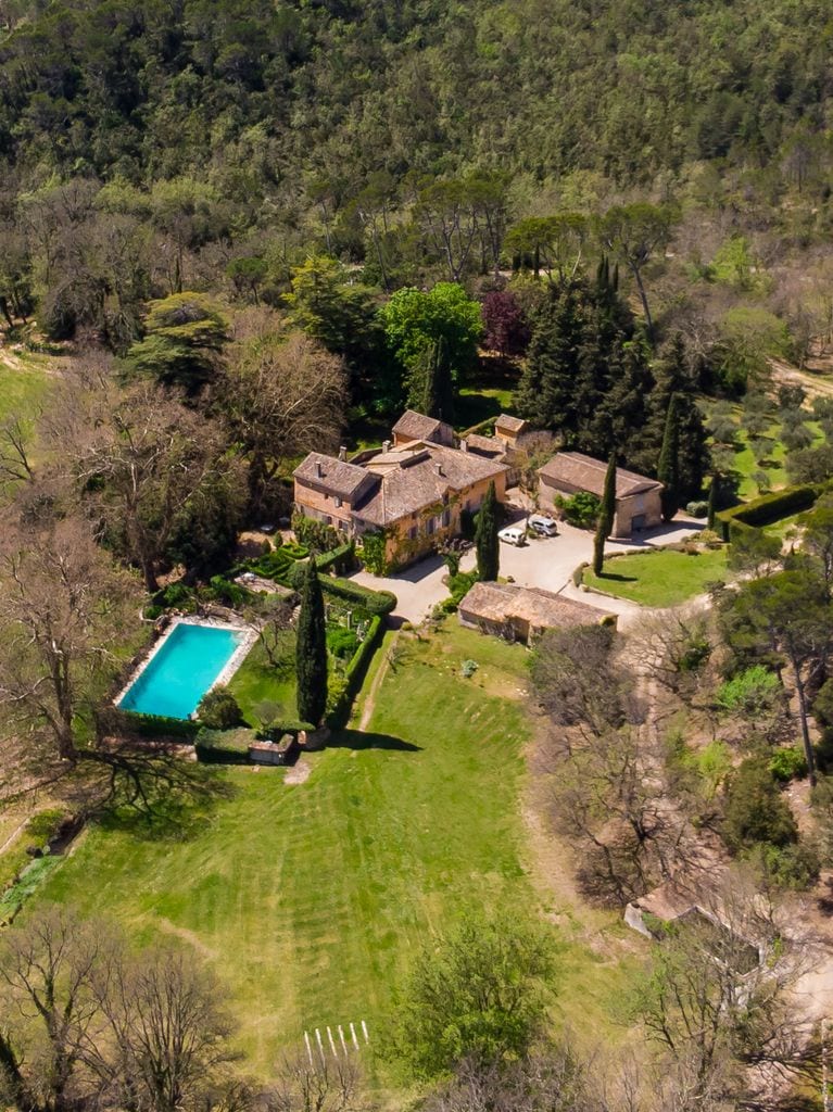 La Domaine de Canadel es una finca vinícola que abarca una villa de estilo provenzal del siglo XVIII con piscina y pista de tenis y 172 hectáreas de terreno