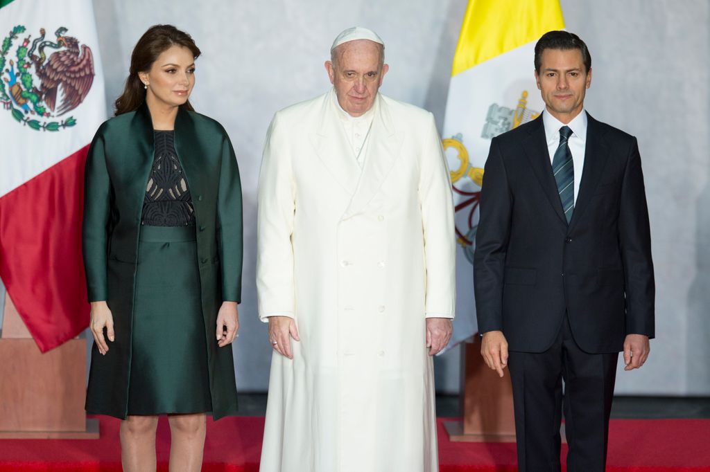 El Papa Francisco en su ceremonia de bienvenida en Palacio Nacional con el entonces mandatario Enrique Peña Nieto y la primera dama, Angélica Rivera