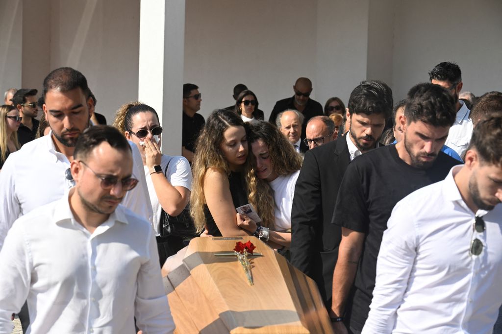 Rute Cardoso y su hermana no pueden contener las lágrimas ante el ataúd de Diogo Jota este sábado en Gondomar, Portugal