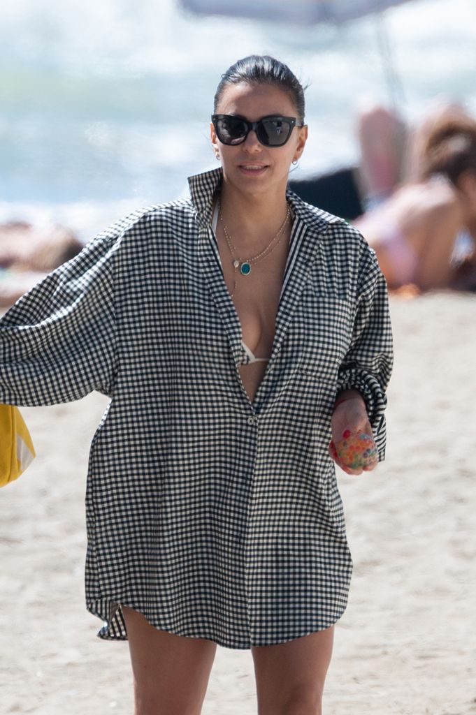 Eva Longoria fue vista disfrutando de un día de playa en Marbella, España, junto a su esposo José Bastón y amigos.