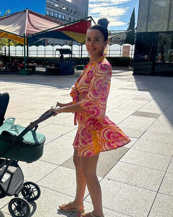 Cristina Pedroche paseando a su hija Laia 