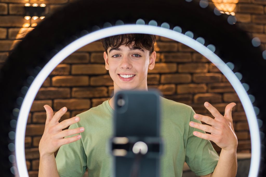 Adolescente haciendo un vídeo de Tik Tok