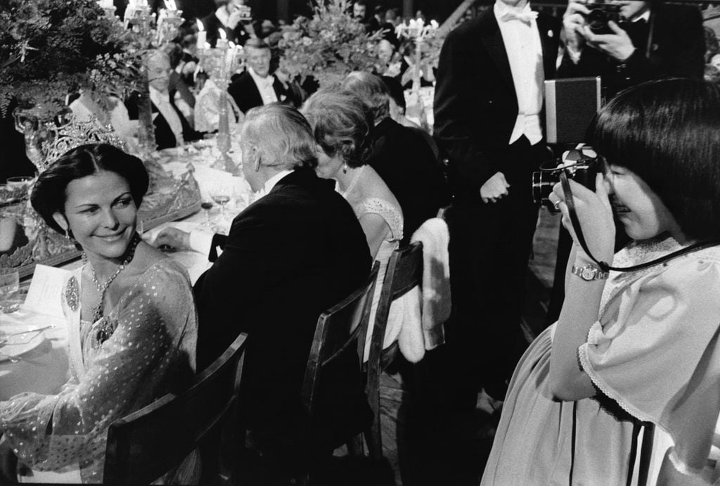 La reina Silvia en 1976, recién casada, en sus primeros Premios Nobel y con el mismo vestido amarillo de Dior que se ha puesto ahora