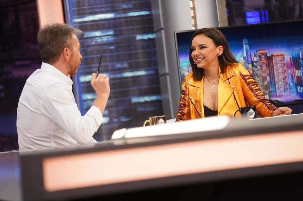 Plano medio de Chenoa en El Hormiguero con Pablo Motos
