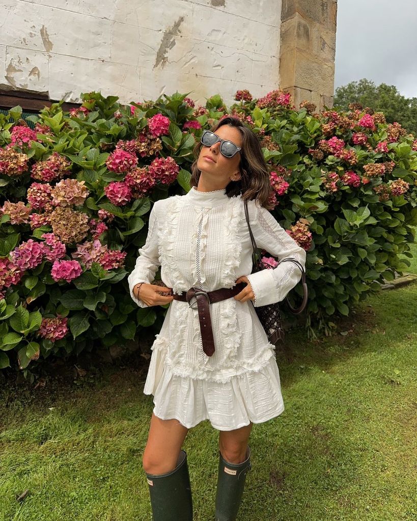 Look con vestido boho y botas de agua Hunter