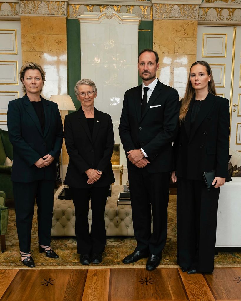 El rey Haakon, junto a la princesa Amalia, ha recibido en el Palacio Real de Oslo a representantes del gobierno noruego
