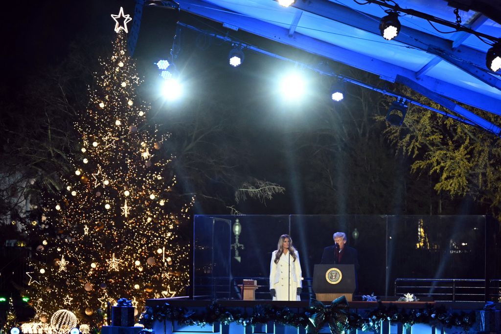 Donald y Melania Trump en el evento del encendido del Árbol Nacional de Navidad en la Elipse de Washington, D.C.