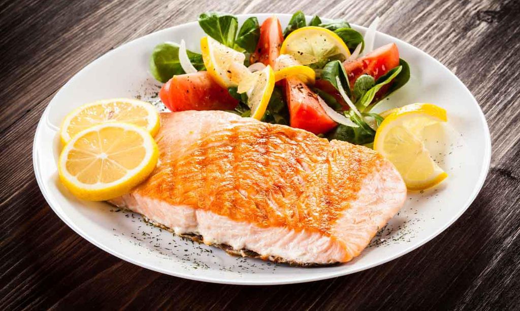 Plato de salmón y vegetales