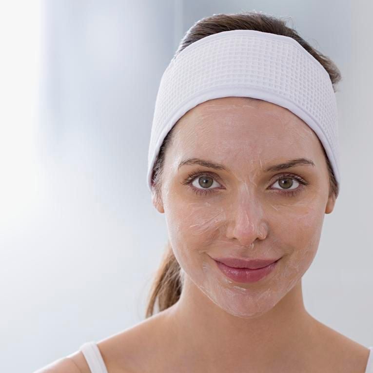 mujer realizando exfoliaci n en su rostro