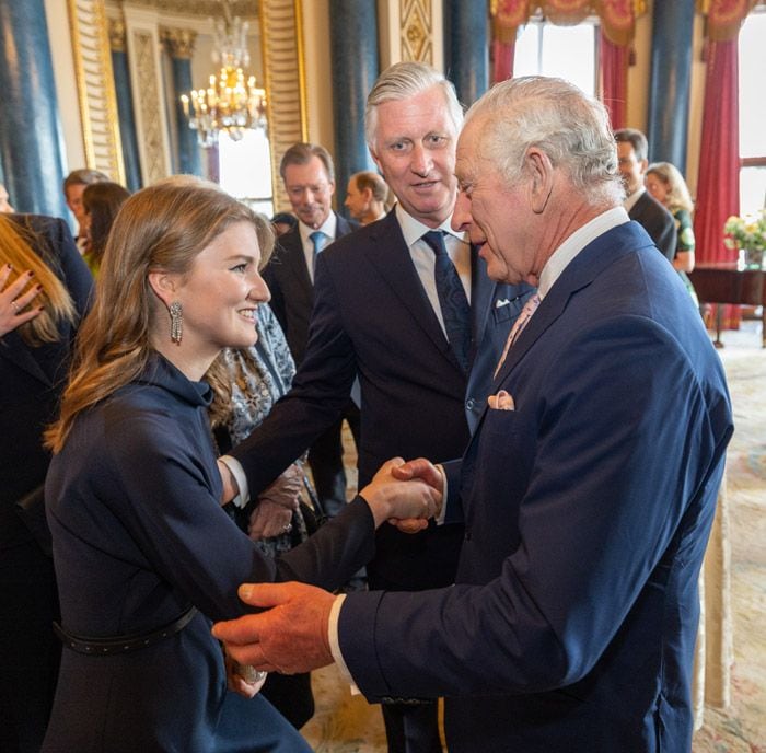 Elisabeth de Bélgica y Amalia de los Países Bajos con Carlos III