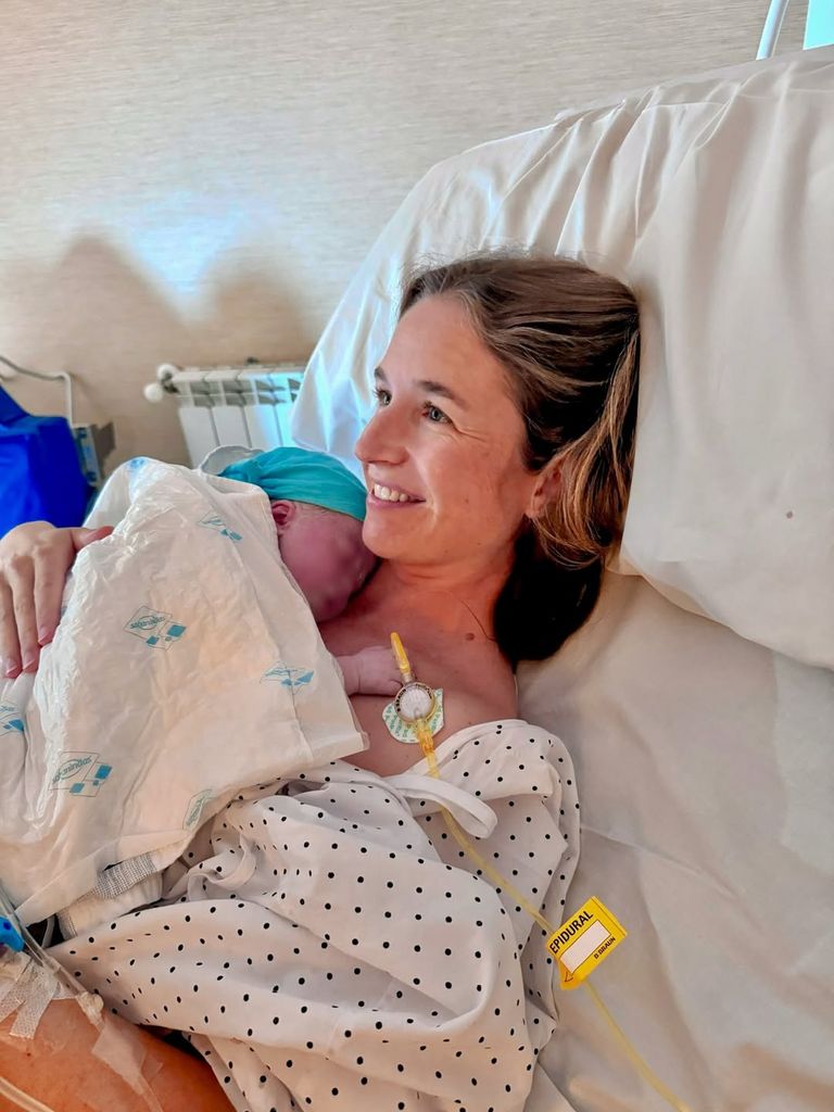 Alejandra Corsini y su hija recién nacida, Almudena.