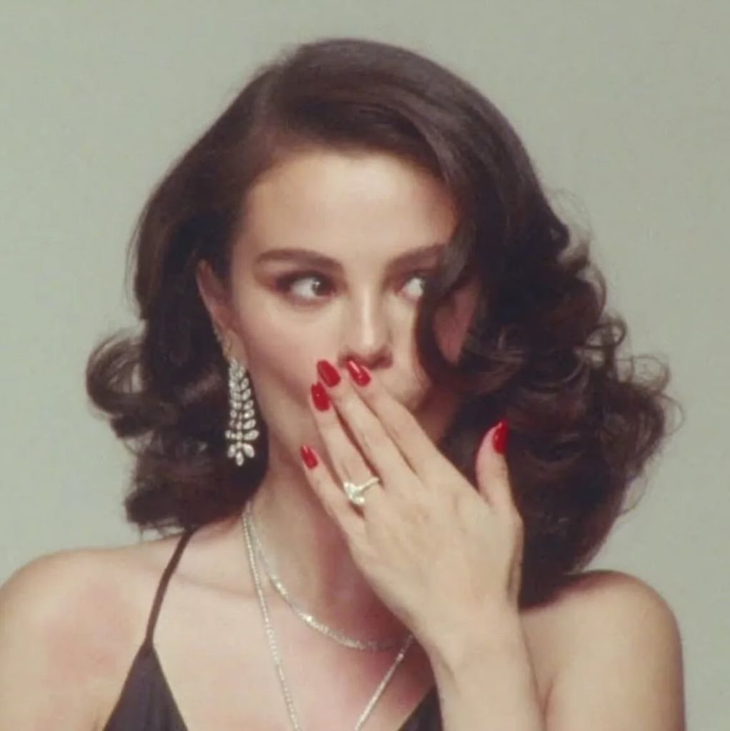 selena gomez con manicura roja