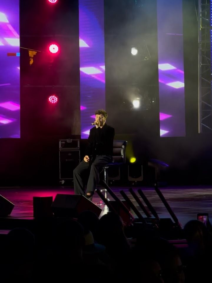 Blas Cantó durante uno de sus conciertos, sentado sin poder apoyar la pierna 