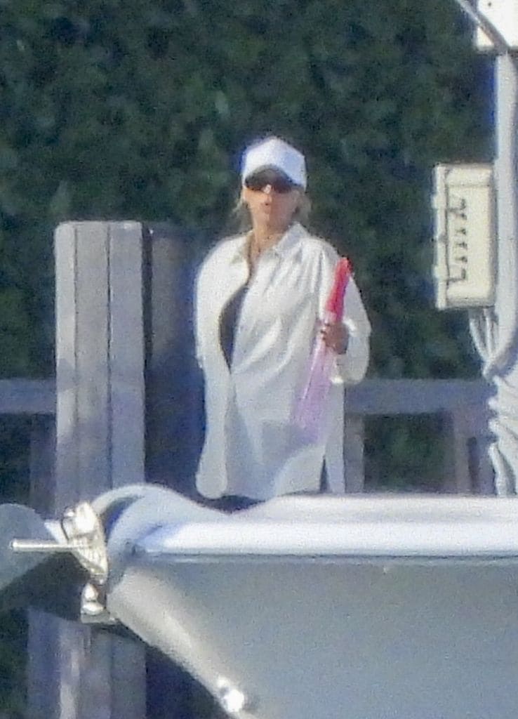 En plena dulce espera, Anna Kournikova ha disfrutado de un paseo en bote con su familia.