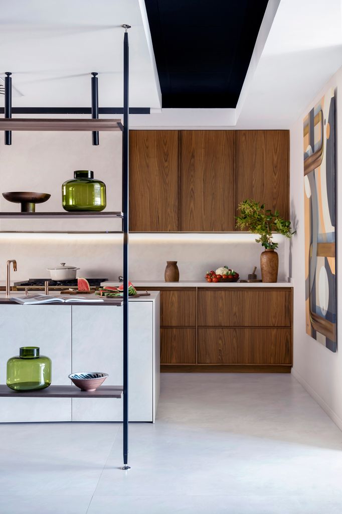Cocina en blanco y madera