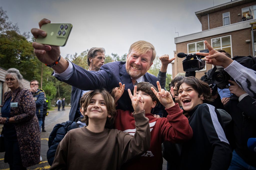Simpática imagen del rey Guillermo de Holanda haciéndose un selfie con unos niños de un centro de asilo en Leersum 