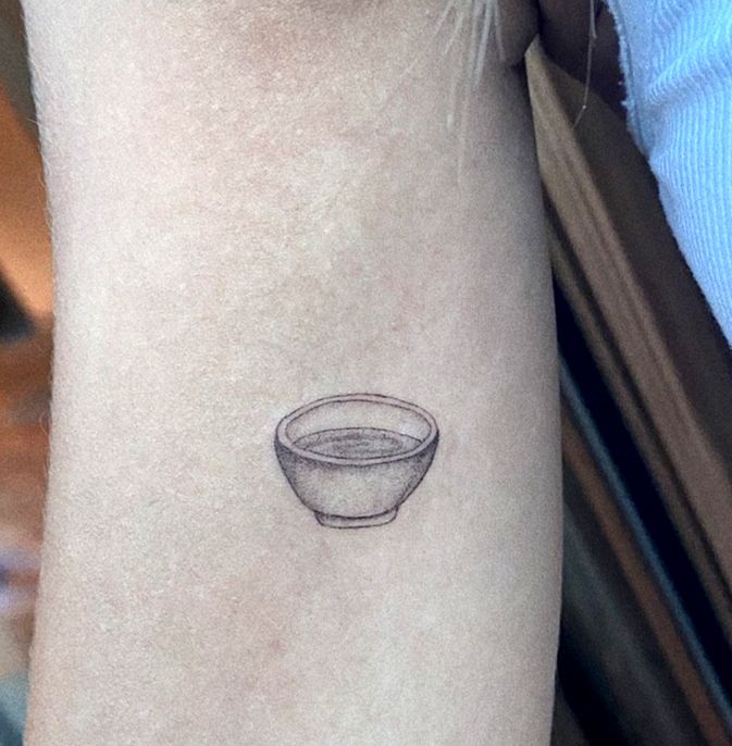 Detalle del tatuaje de Aitana: un cuenco de sopa, guiño a su plato favorito y a su perrita, Sopa.