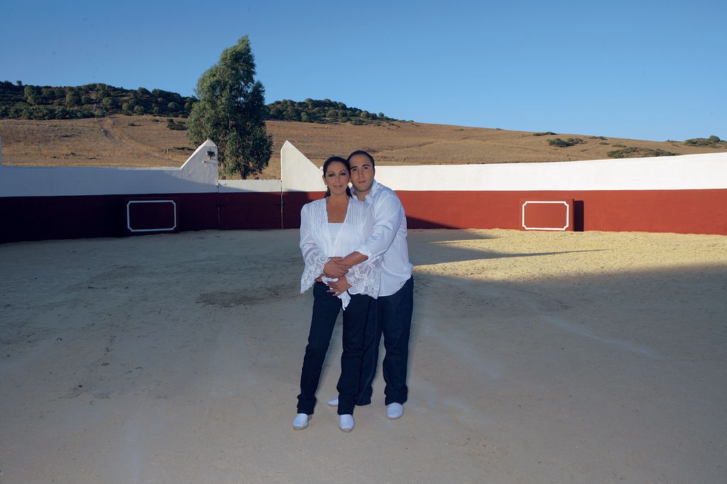 Isabel Pantoja y Kiko Rivera posan en la plaza de toros Cantora