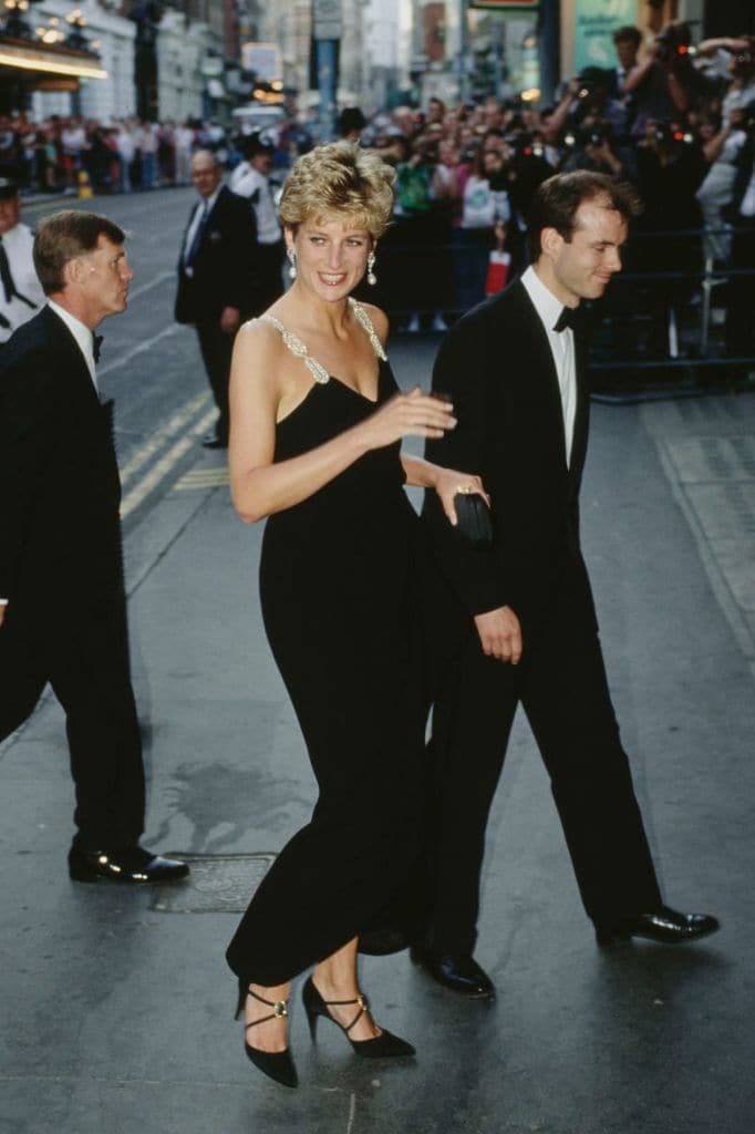 Diana de Gales en 1991 con vestido negro con tirantes joya