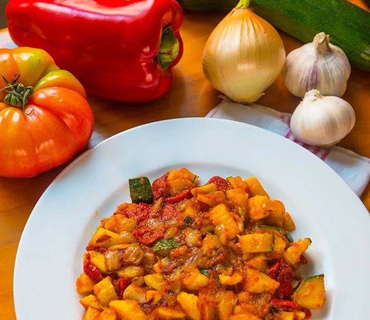 Originalmente, el pisto manchego solo se hacía con dos ingredientes: tomate y pimiento.