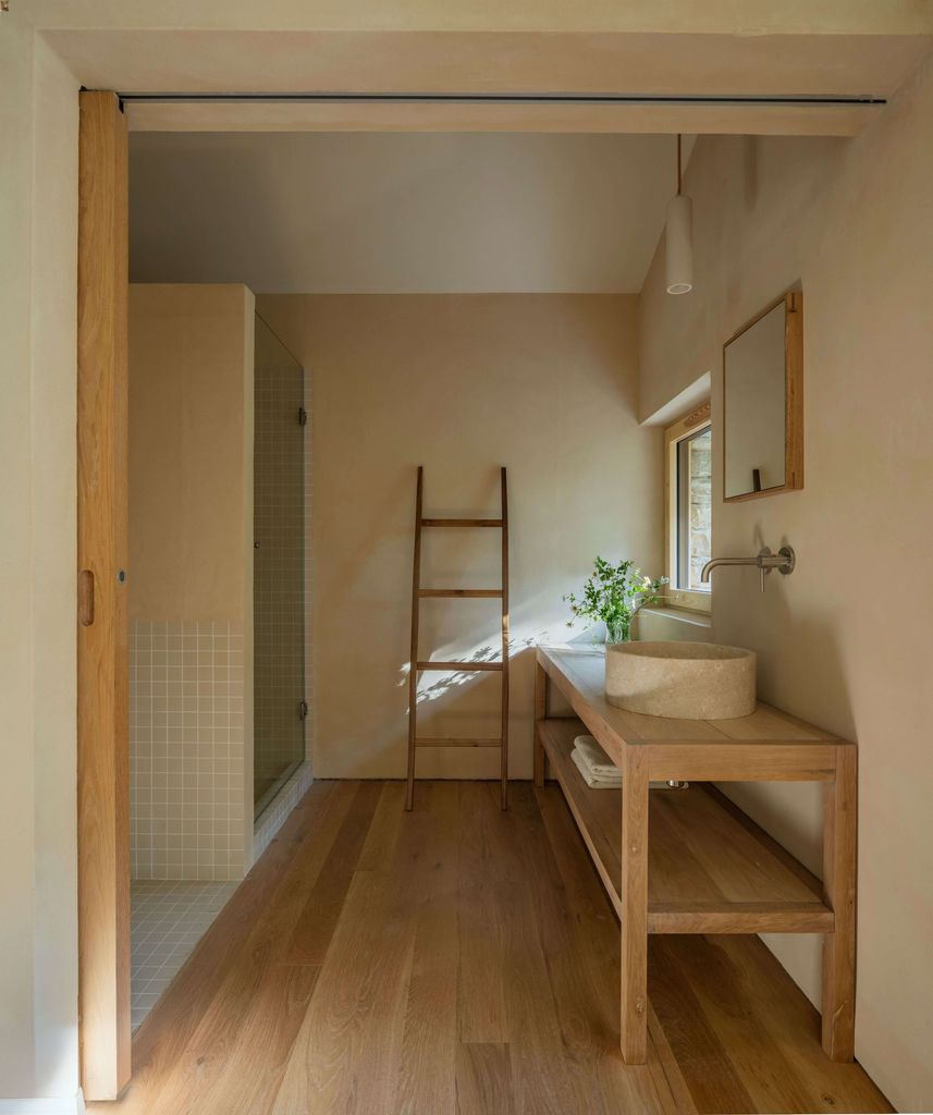 Baño con la zona de cortesía a la vista y cabinas independientes para el inodoro y la ducha