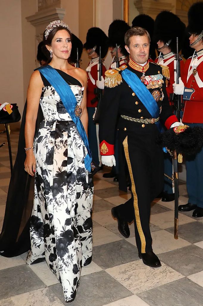 Mary de Dinamarca durante la cena de gala ofrecida en honor a Brigitte Macron en Copenhague, en 2018, con un vestido al que añadió una capa asimétrica de gasa y la histórica tiara Ruby Parure.