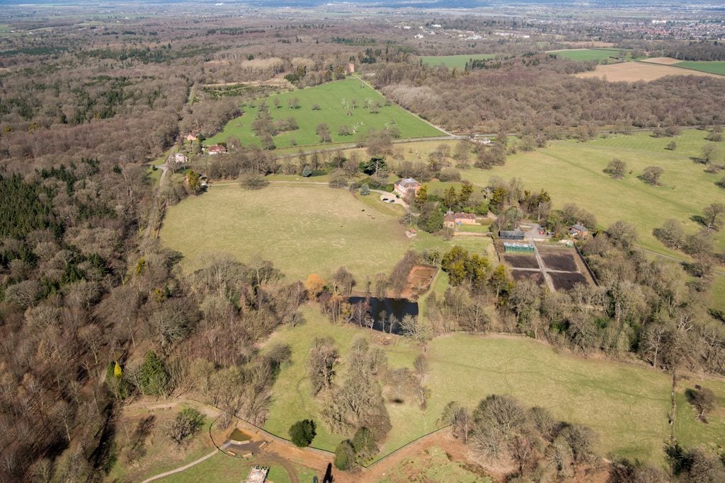 Forest Lodge se encuentra en los terrenos de Windsor Great Park, en Berkshire.