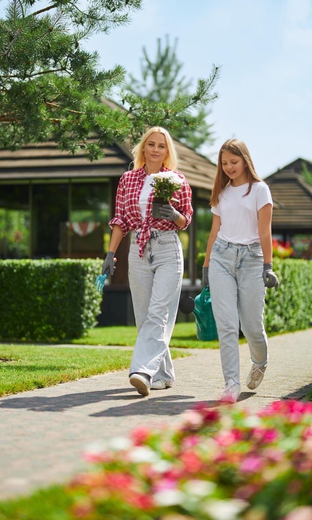 Madre e hija adolescente haciendo jardinería