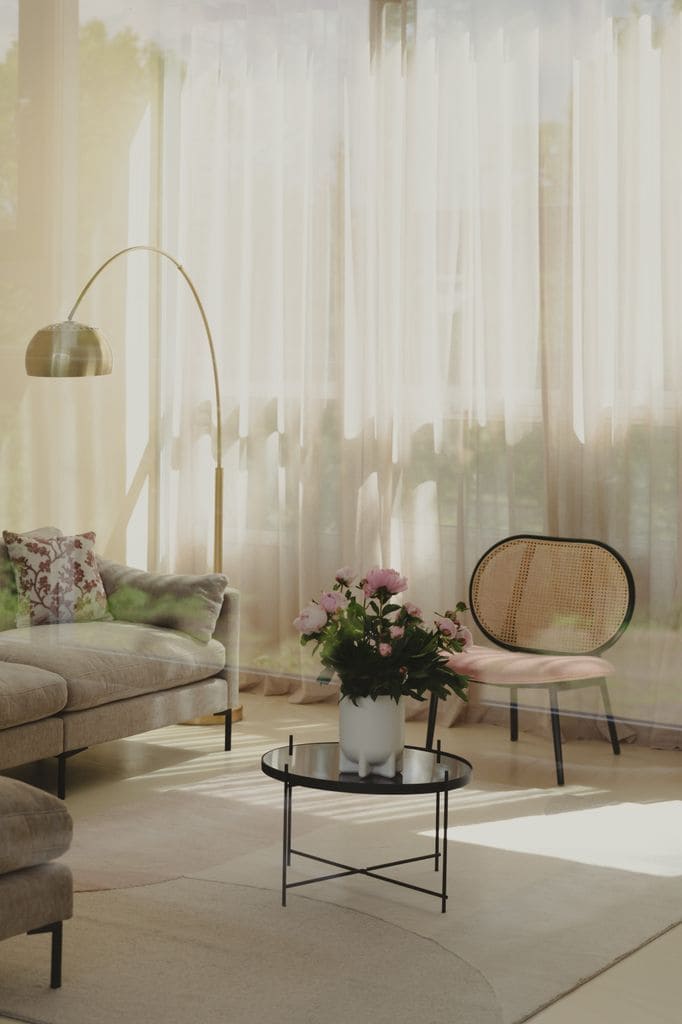 Salón con butaca con asiento de rejilla