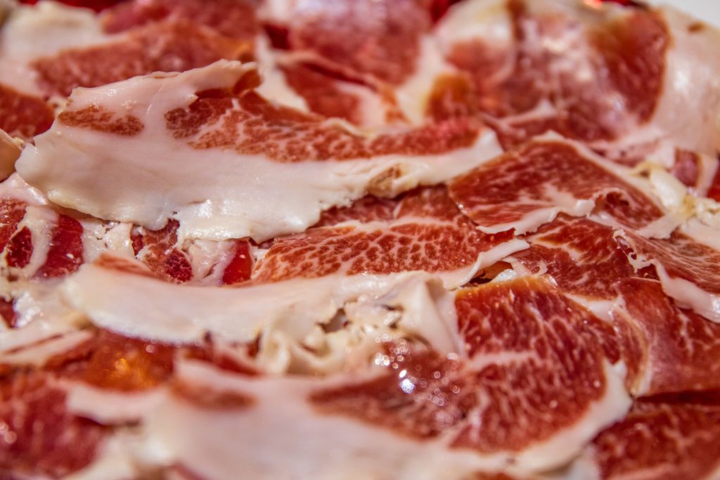 El jamón ibérico en lonchas finas es perfecto para esta ensalada por su sabor, su grasita y su textura.