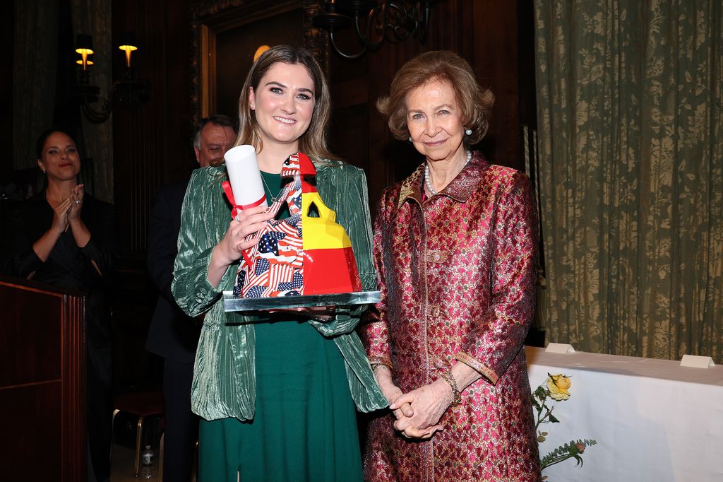 Carlota Andrés recoge en Nueva York el Premio Sophia a la Excelencia en nombre de su padre, José Andrés, de manos de la reina Sofía en 2022