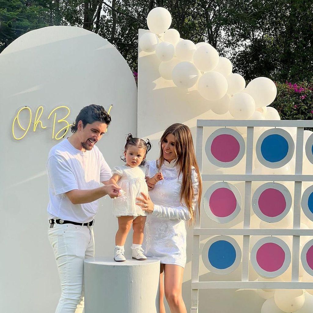alex fern ndez su esposa alexia y su hija m a