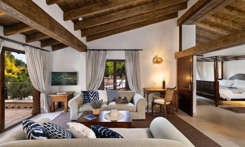 Una de las suites del hotel, con diferentes estancias y abierta a la terraza.
