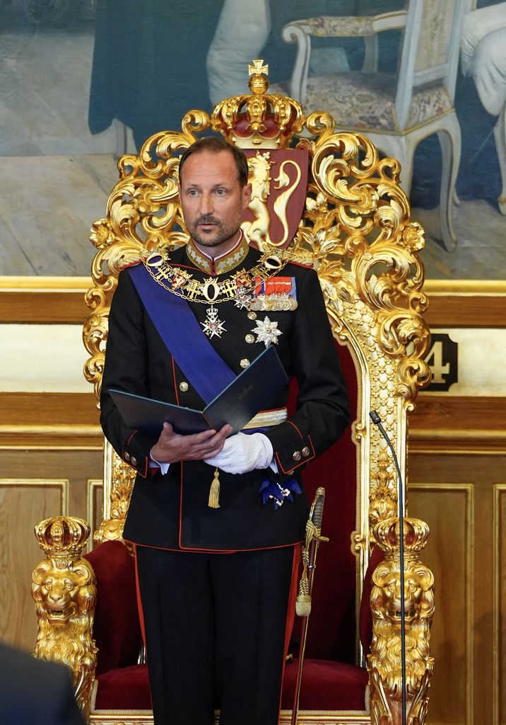 El rey Haakon VIII de Noruega leyendo ante el Parlamento el juramento, con el que promete velar por el país.