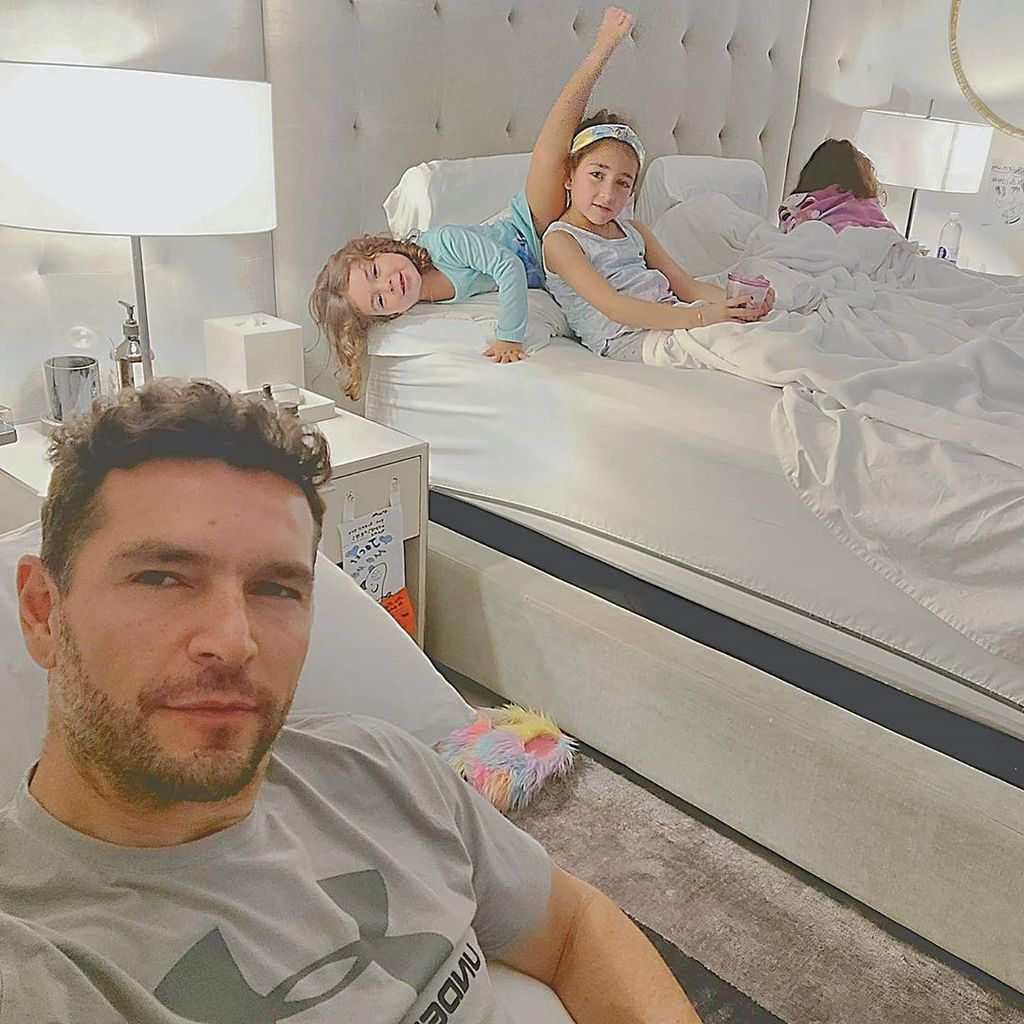 jacky bracamontes con mart n fuentes y sus hijas