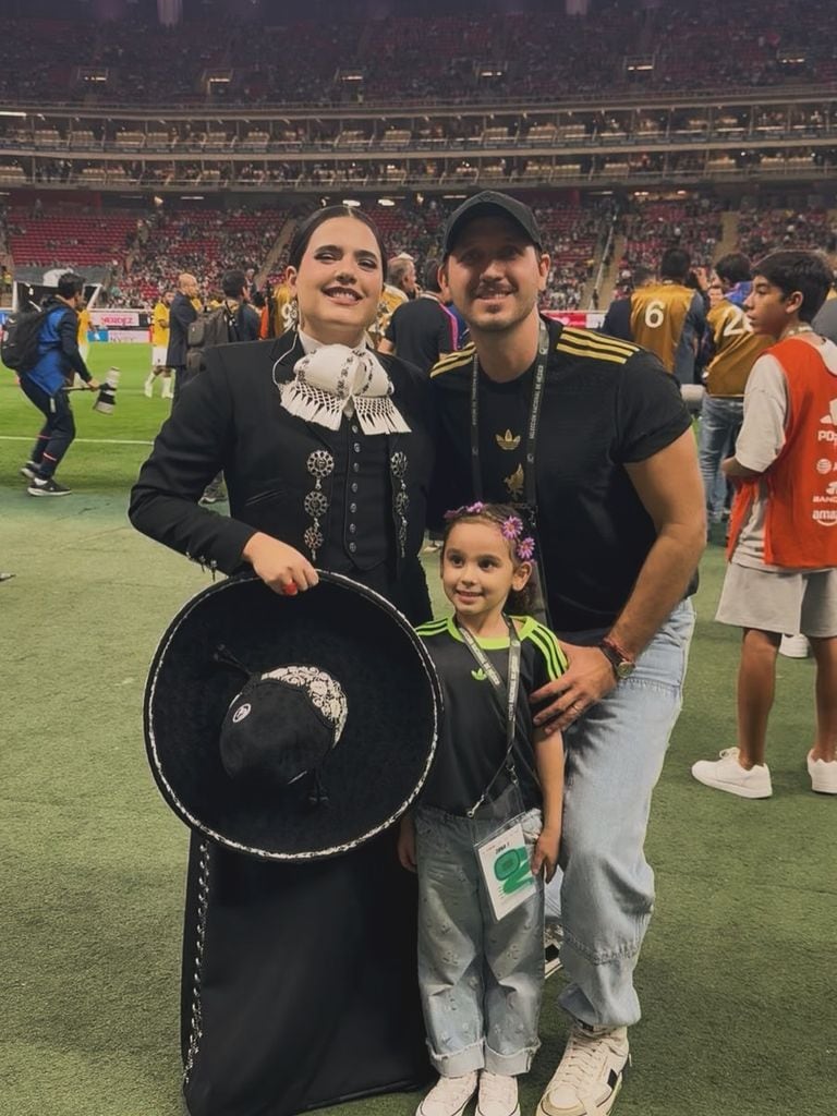 Camila Fernández con su hija Cayetana y su marido, Francisco Barba