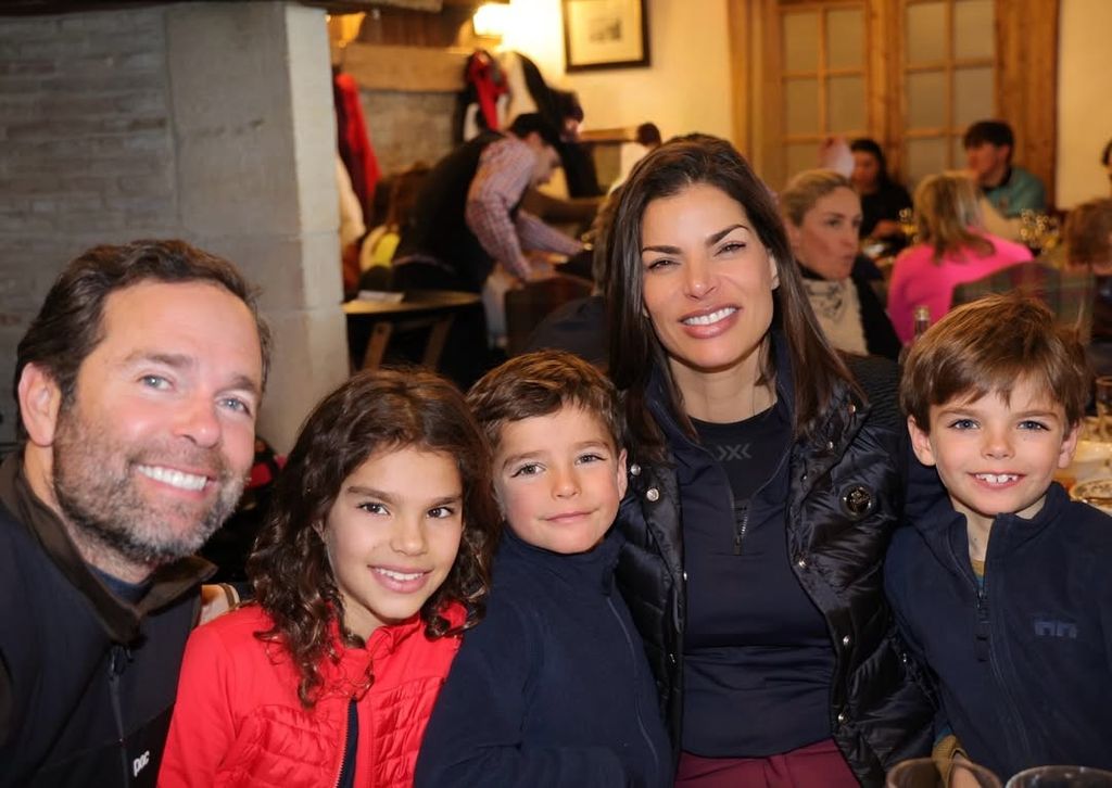 La familia en Le Chalet de Pierres, uno de los restaurantes de montaña más exclusivo de la estación de esquí Courchevel.