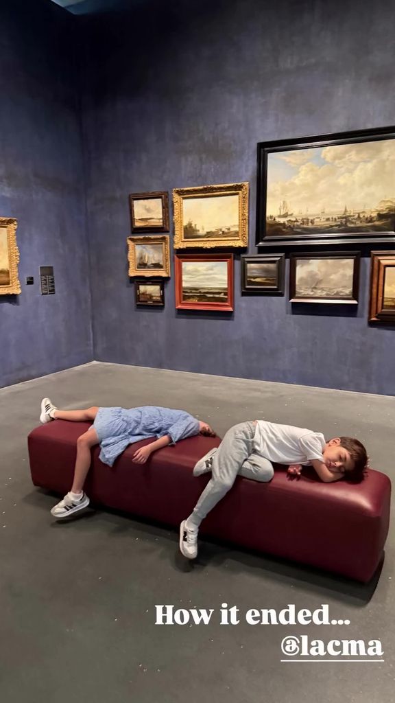Lucía y Renn cayeron agotados en medio de su visita al LACMA.