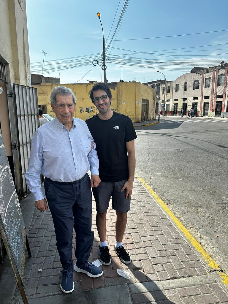 Mario Vargas Llosa con su nieto