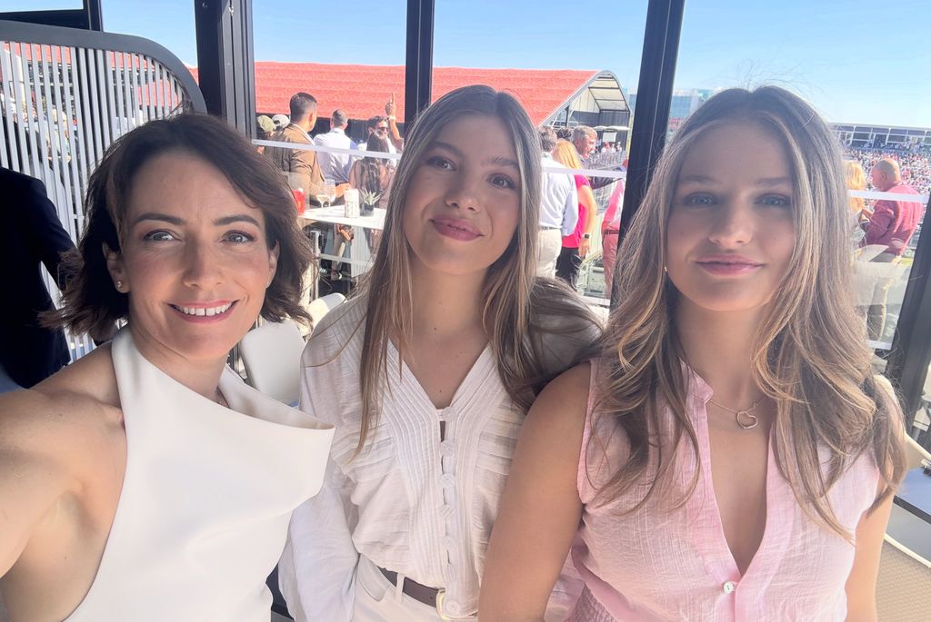 Alondra de la Parra con la infanta Sofía y la princesa Leonor.