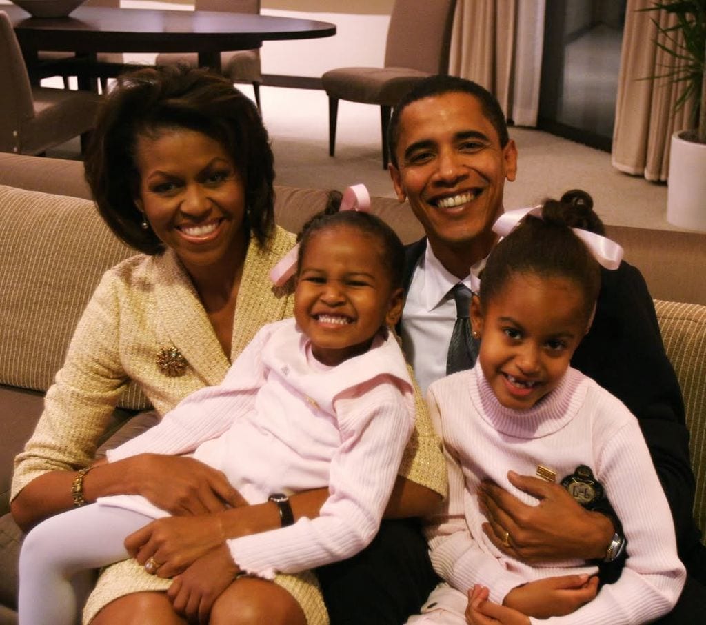 “Siempre ha estado ahí para nosotras, incluso cuando sentía el peso del mundo sobre sus hombros”, escribió Michelle Obama hace apenas unos días junto a esta imagen familiar. Un emotivo homenaje a Barack por el Día del Padre, recordando su papel como padre entregado y figura constante en sus vidas.
